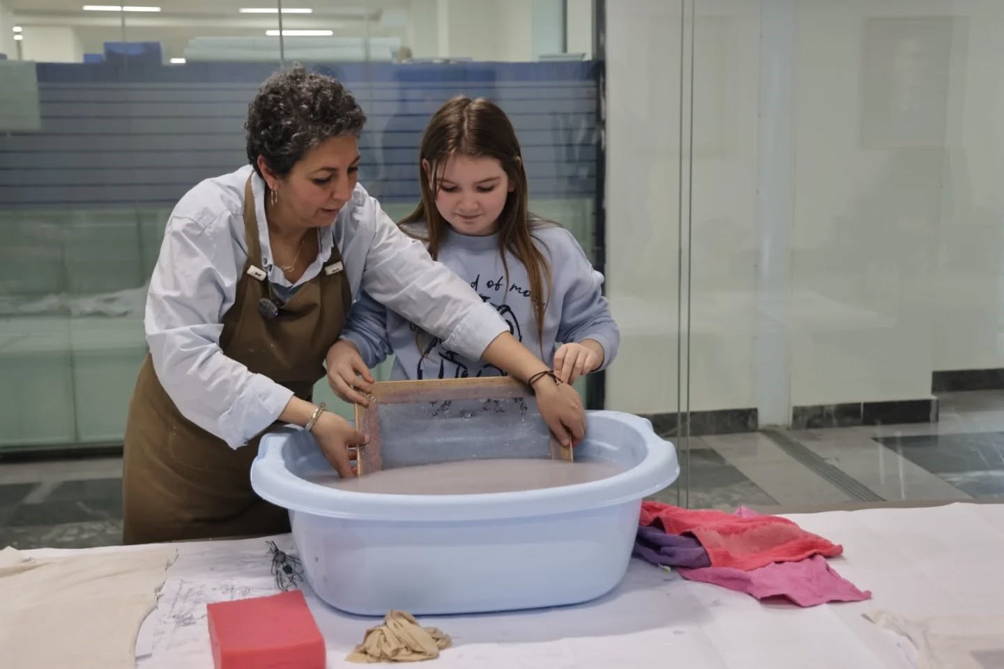 Kütahya’da çocuklardan "Atık Kâğıtlardan El Yapımı Kâğıda Elekte Kâğıt Yapım Workshop’a ilgi
