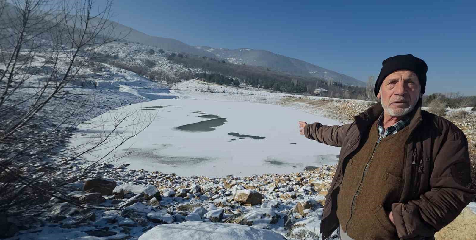 Kütahya’da dondurucu soğuklar göleti tamamen buzla kapladı
