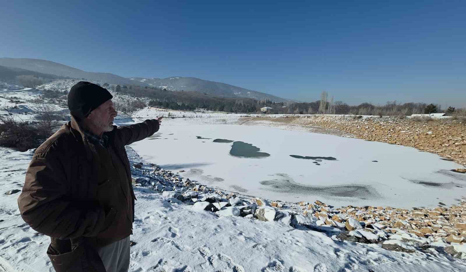 Kütahya’da dondurucu soğuklar göleti tamamen buzla kapladı
