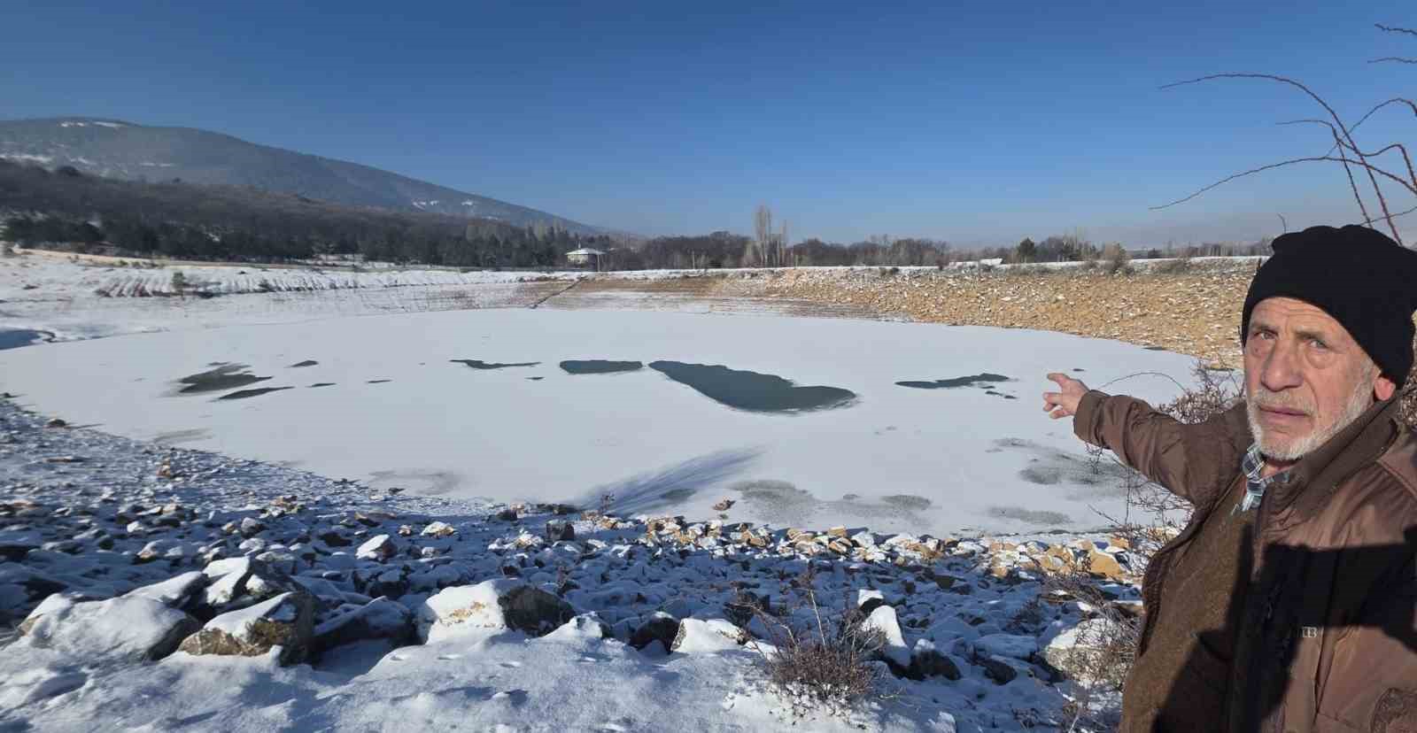 Kütahya’da dondurucu soğuklar göleti tamamen buzla kapladı
