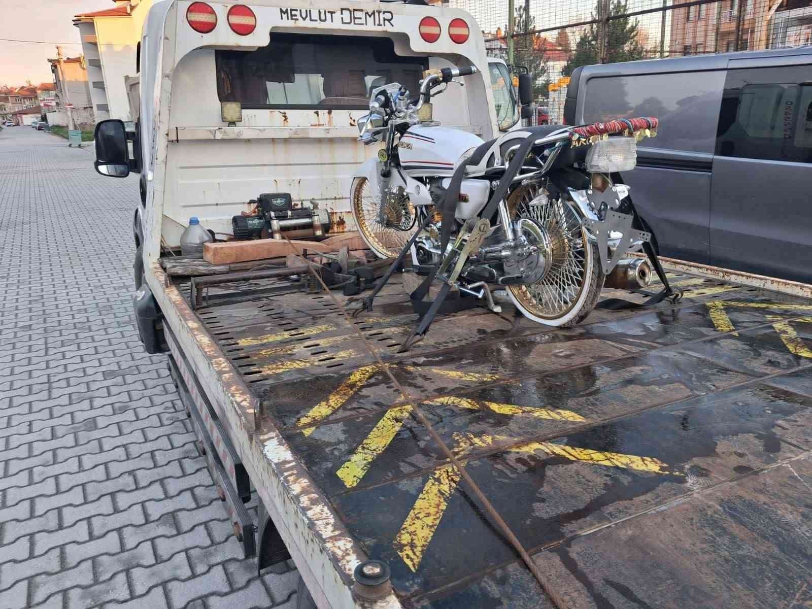 Kütahya’da ’Dur’ ihtarına uymayan ehliyetsiz ve plakasız sürücüye 326 bin TL ceza
Kütahya’da ’Dur’ ihtarına uymayan ehliyetsiz ve plakasız sürücüye 326 bin TL ceza