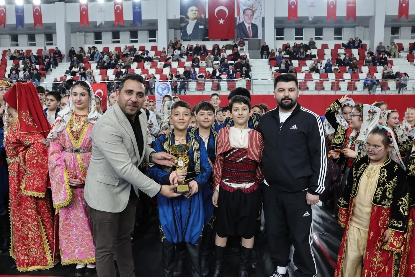 Kütahya’da halk oyunları coşkusu
Kütahya’da halk oyunları coşkusu