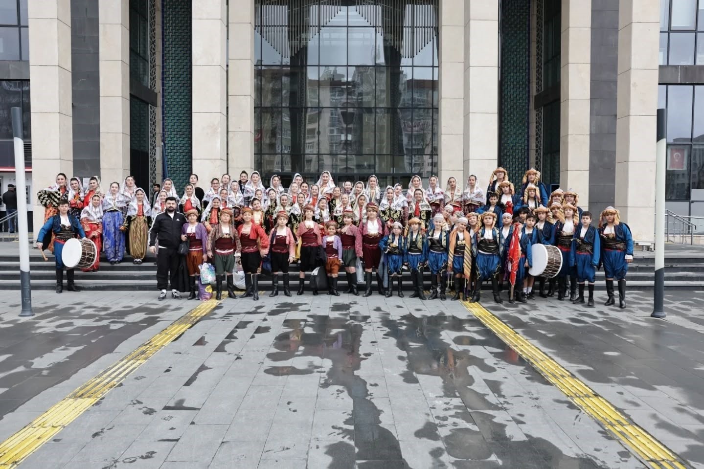 Kütahya’da halk oyunları coşkusu
Kütahya’da halk oyunları coşkusu