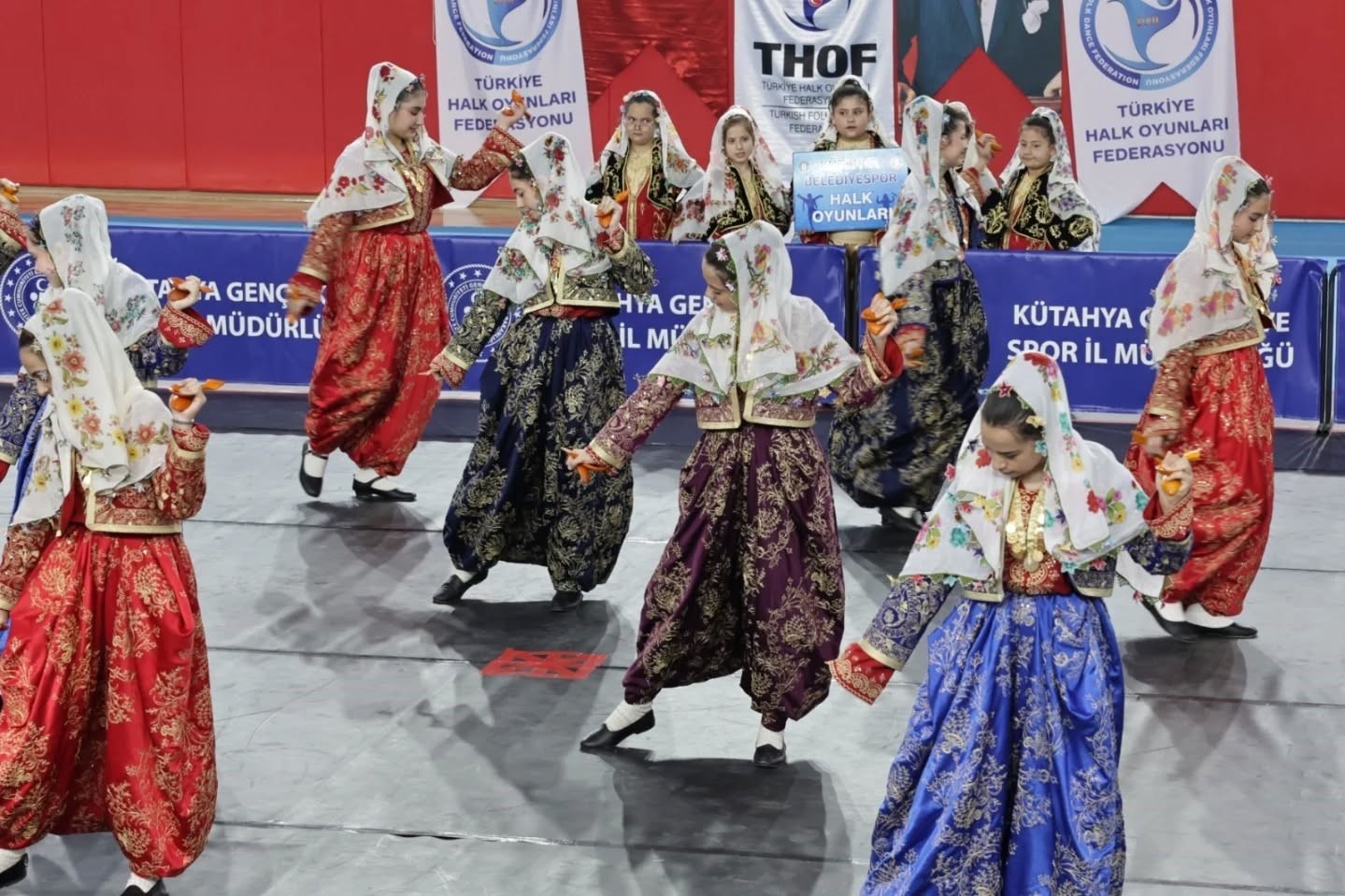 Kütahya’da halk oyunları coşkusu
Kütahya’da halk oyunları coşkusu