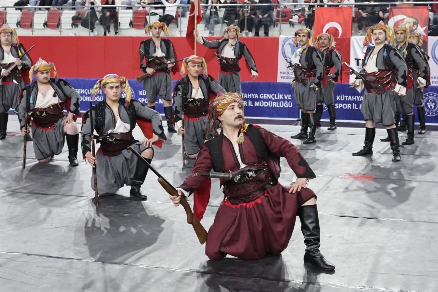 Kütahya’da halk oyunları coşkusu
Kütahya’da halk oyunları coşkusu