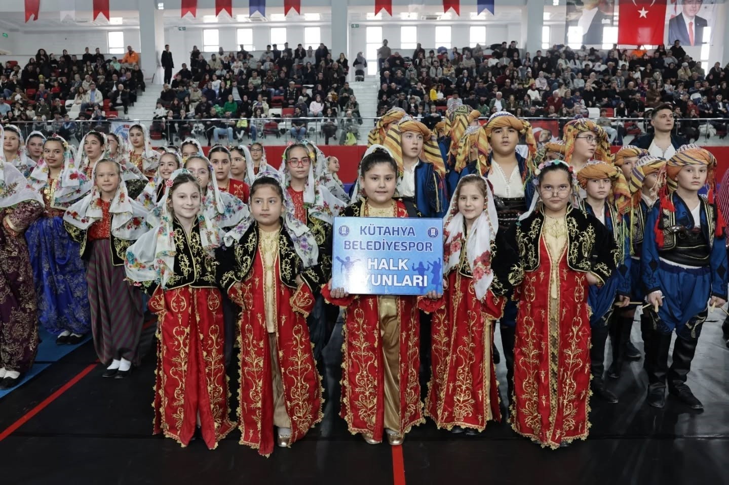 Kütahya’da halk oyunları coşkusu
Kütahya’da halk oyunları coşkusu