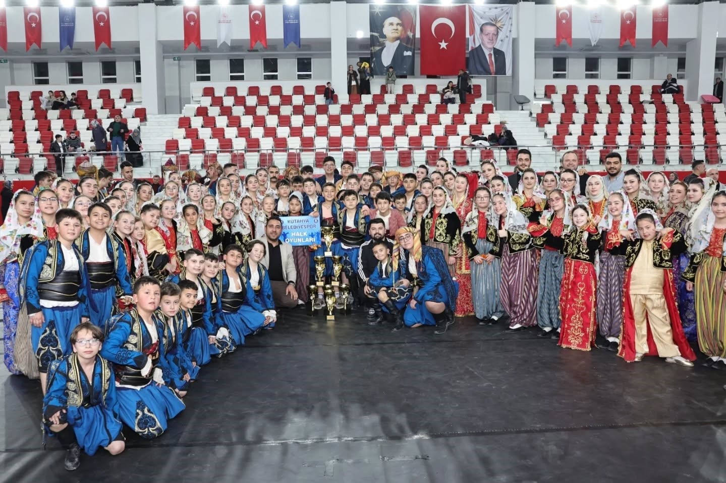 Kütahya’da halk oyunları coşkusu
Kütahya’da halk oyunları coşkusu