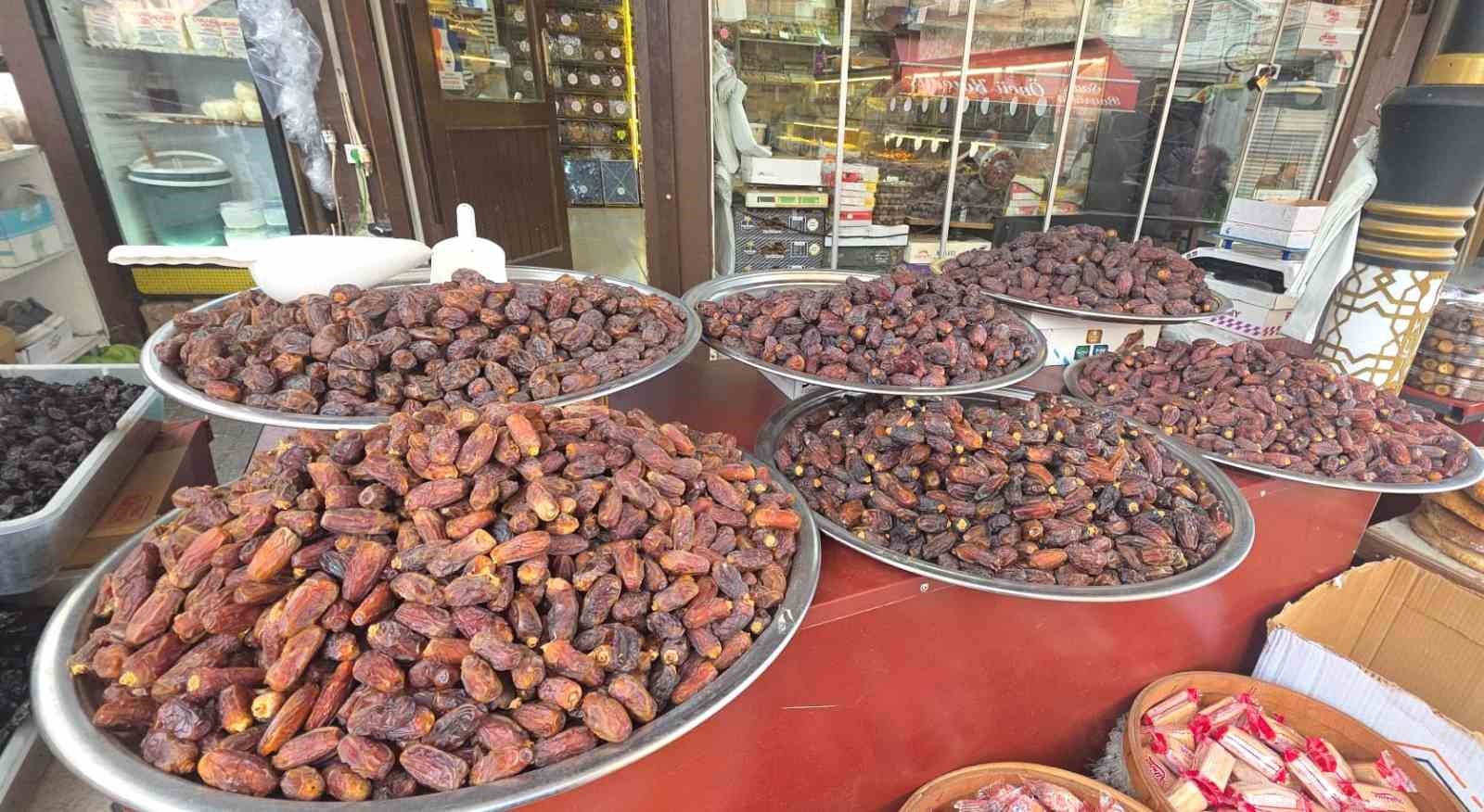 Kütahya’da hurma tezgâhlardaki yerini aldı, fiyatlar 150 TL’den başlıyor
