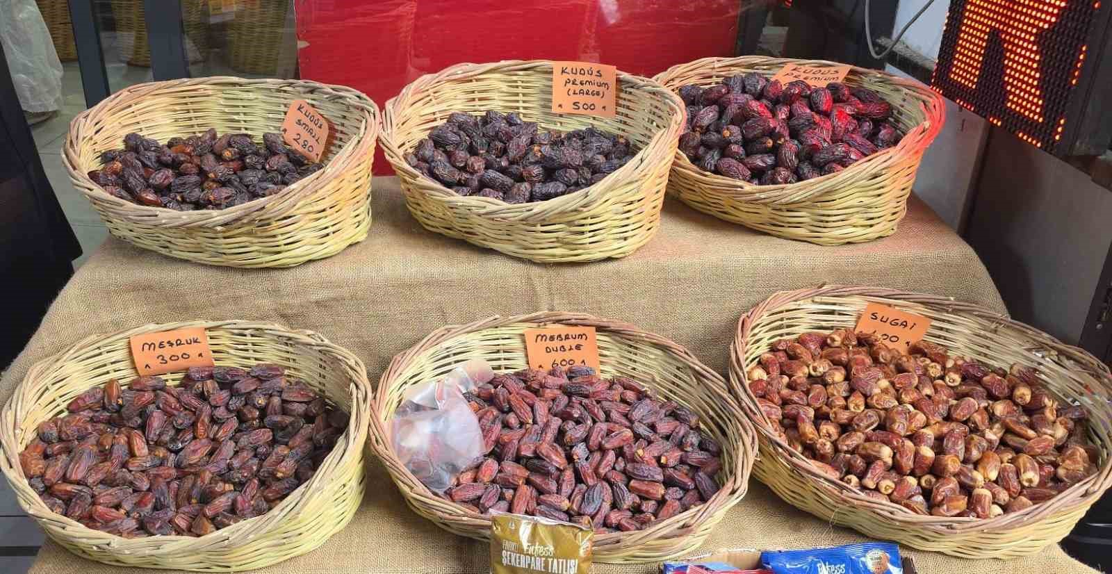 Kütahya’da hurma tezgâhlardaki yerini aldı, fiyatlar 150 TL’den başlıyor
