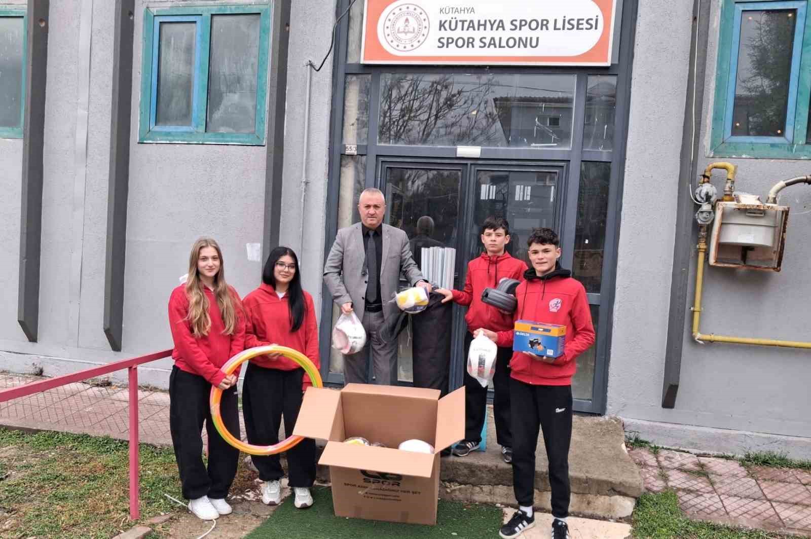 Kütahya’da ihtiyaç sahibi okullara donatım, oyuncak ve spor malzemesi desteği

