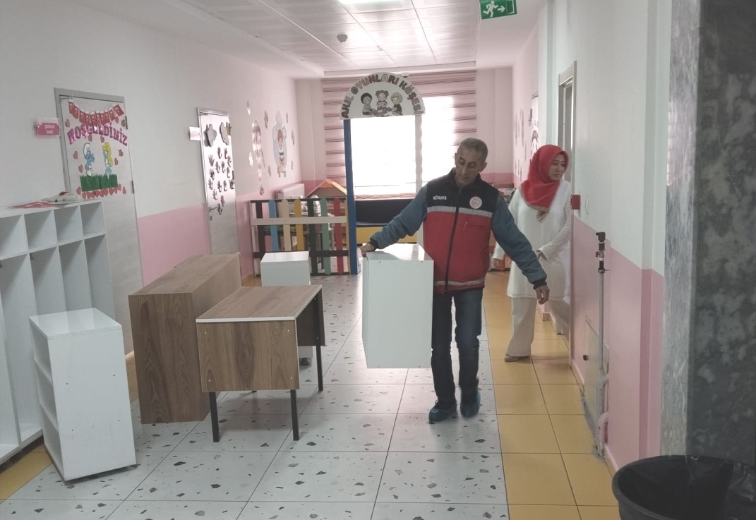 Kütahya’da ihtiyaç sahibi okullara donatım, oyuncak ve spor malzemesi desteği
