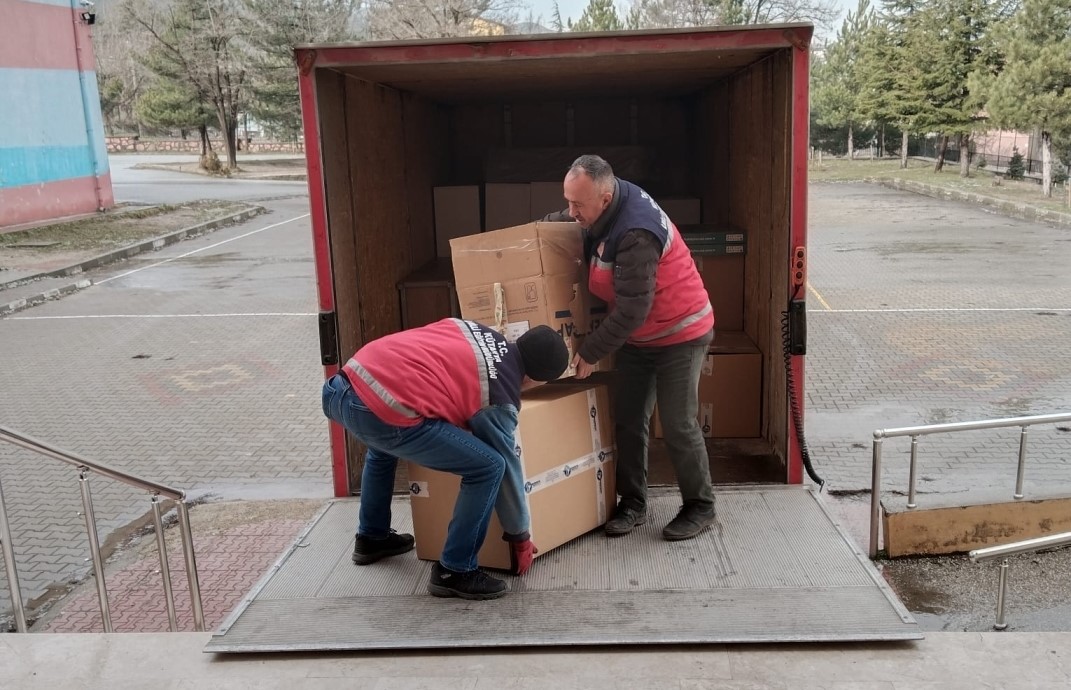 Kütahya’da ihtiyaç sahibi okullara donatım, oyuncak ve spor malzemesi desteği
