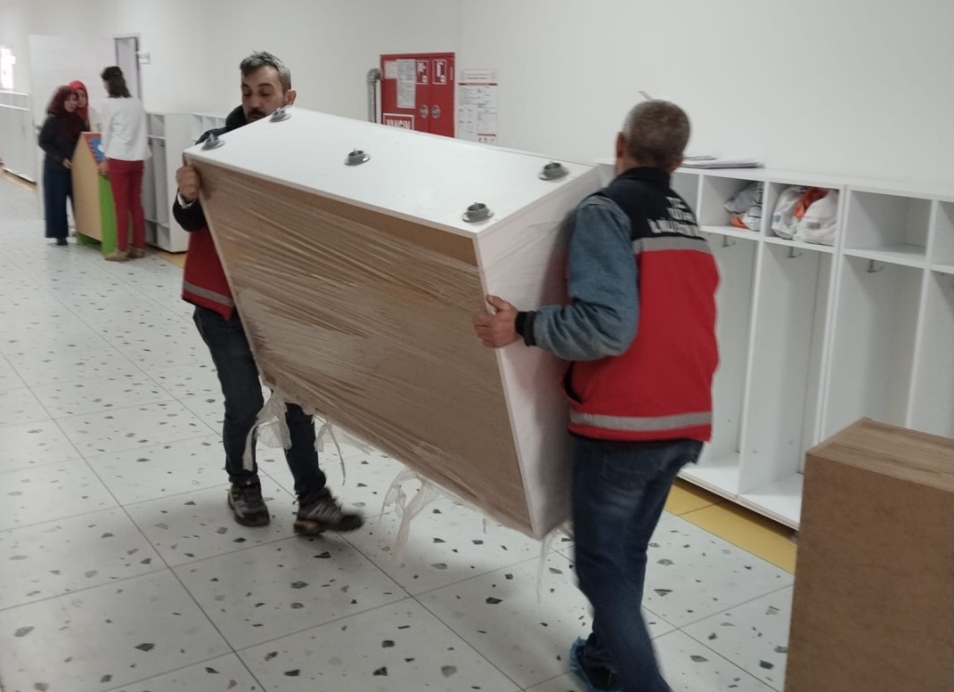 Kütahya’da ihtiyaç sahibi okullara donatım, oyuncak ve spor malzemesi desteği
