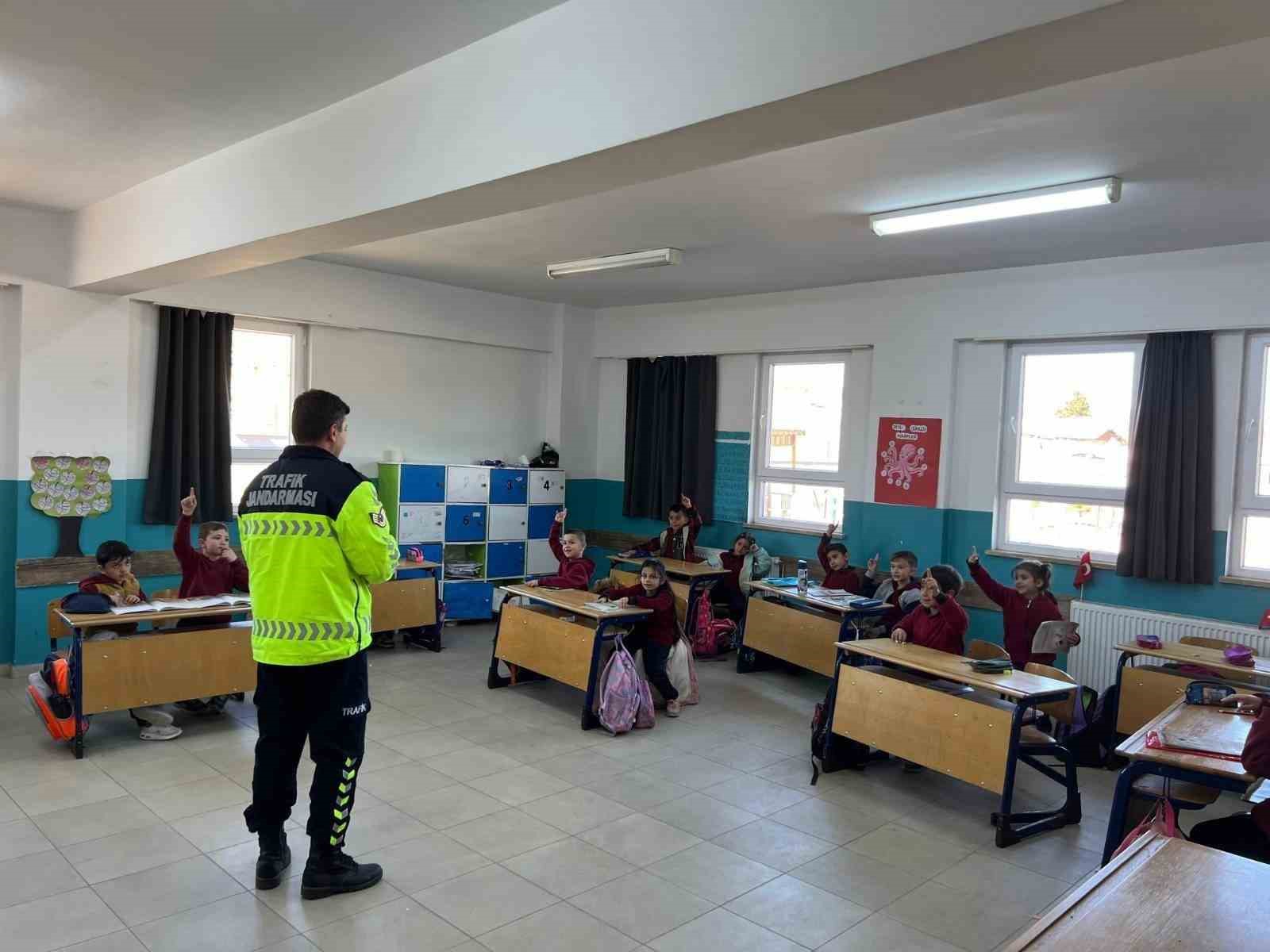 Kütahya’da jandarmadan öğrencilere trafik eğitimi
