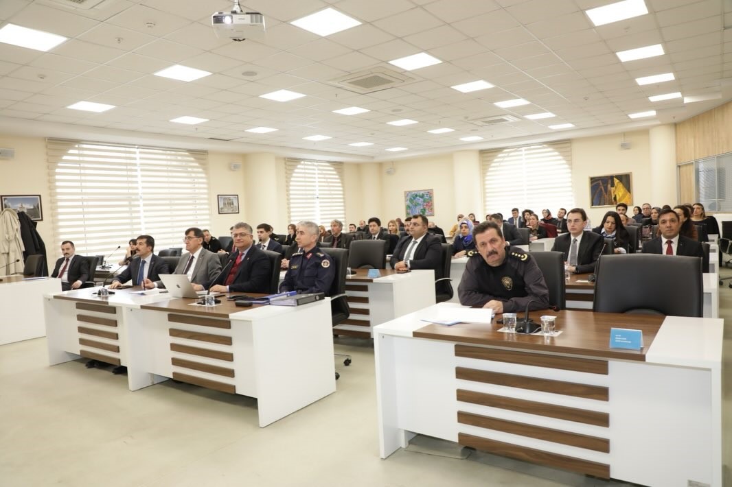 Kütahya’da kadına yönelik şiddet ve çocuk koruma çalışmaları masaya yatırıldı
Kütahya’da kadına yönelik şiddet ve çocuk koruma çalışmaları masaya yatırıldı