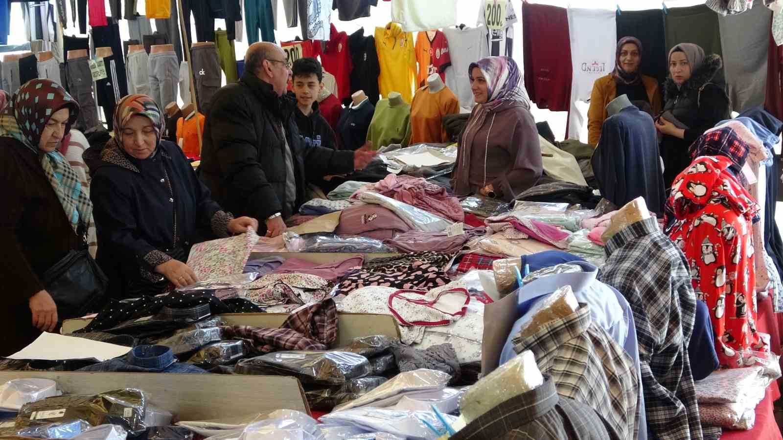 Kütahya’da kıyafet pazarı vatandaşların akınına uğruyor
