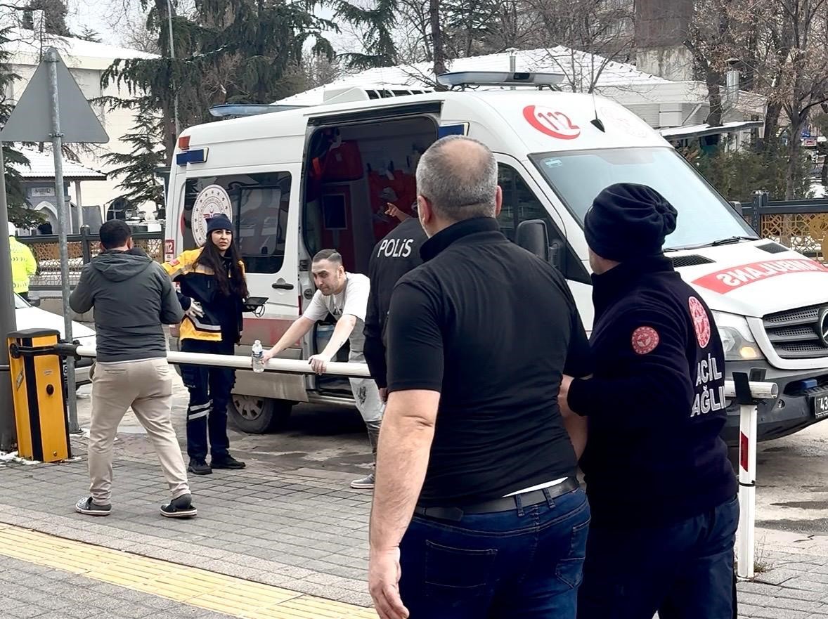 Kütahya’da korkutan yangın, 3 kişi dumandan etkilendi
