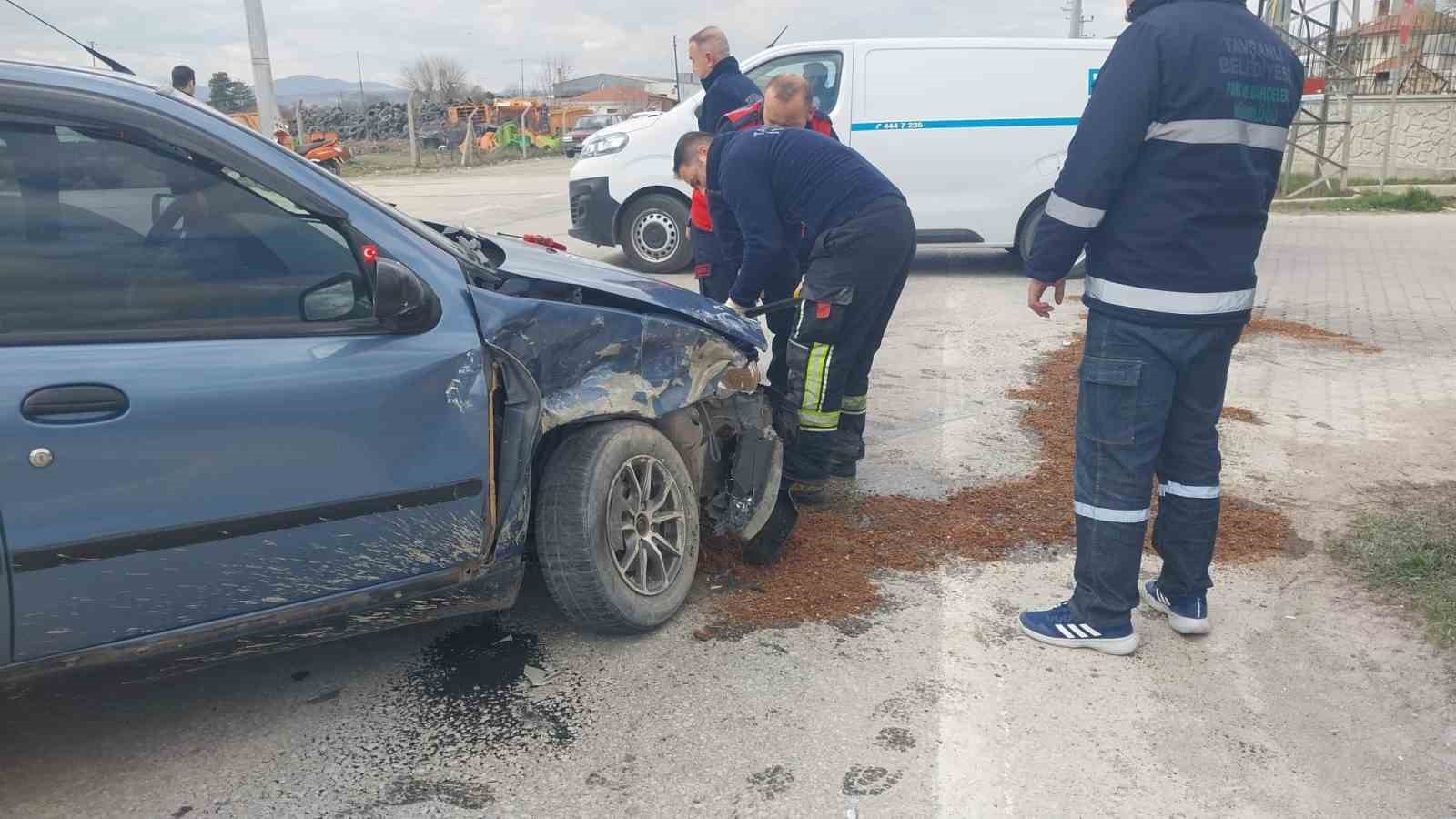Kütahya’da otomobille çarpışan araç dereye uçtu: 3 yaralı
