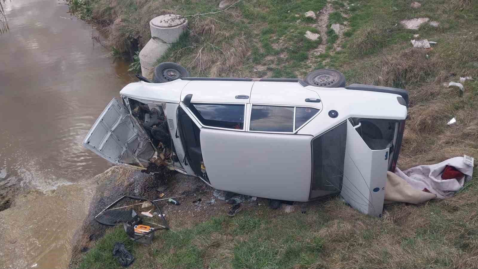 Kütahya’da otomobille çarpışan araç dereye uçtu: 3 yaralı
