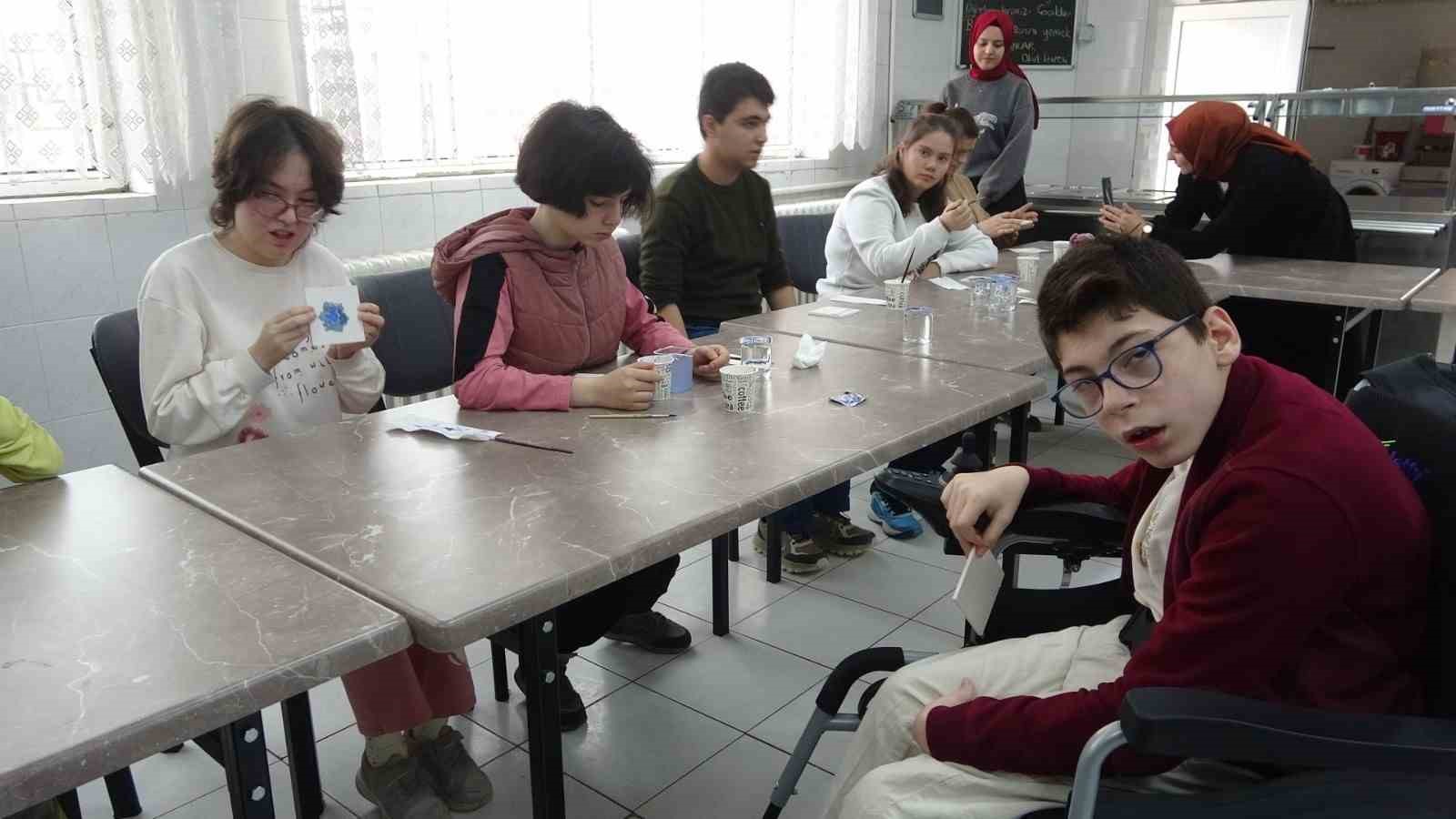 Kütahya’da özel öğrenciler çini sanatıyla buluştu
