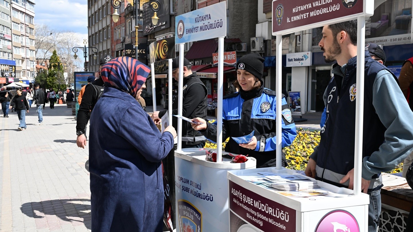 Kütahya’da Polis Haftası’nda bilgilendirme stantları kuruldu
