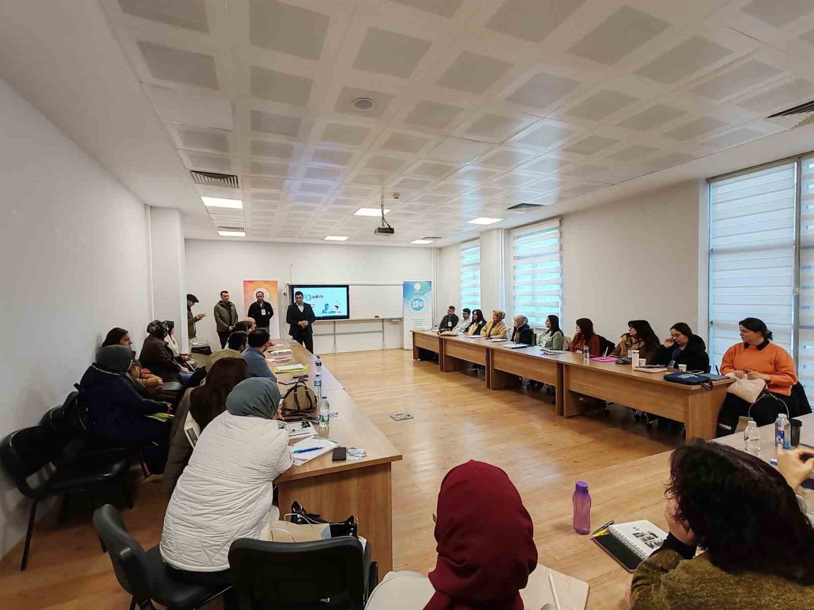 Kütahya’da rehber öğretmenlere ve psikolojik danışmanlara "Objektif Testler Atölyesi" eğitimi
Kütahya’da rehber öğretmenlere ve psikolojik danışmanlara "Objektif Testler Atölyesi" eğitimi