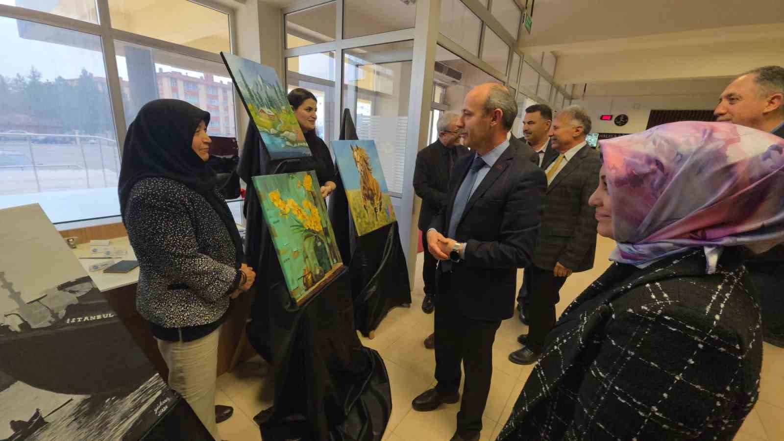 Kütahya’da resim sergisine yoğun ilgi
Kütahya’da resim sergisine yoğun ilgi