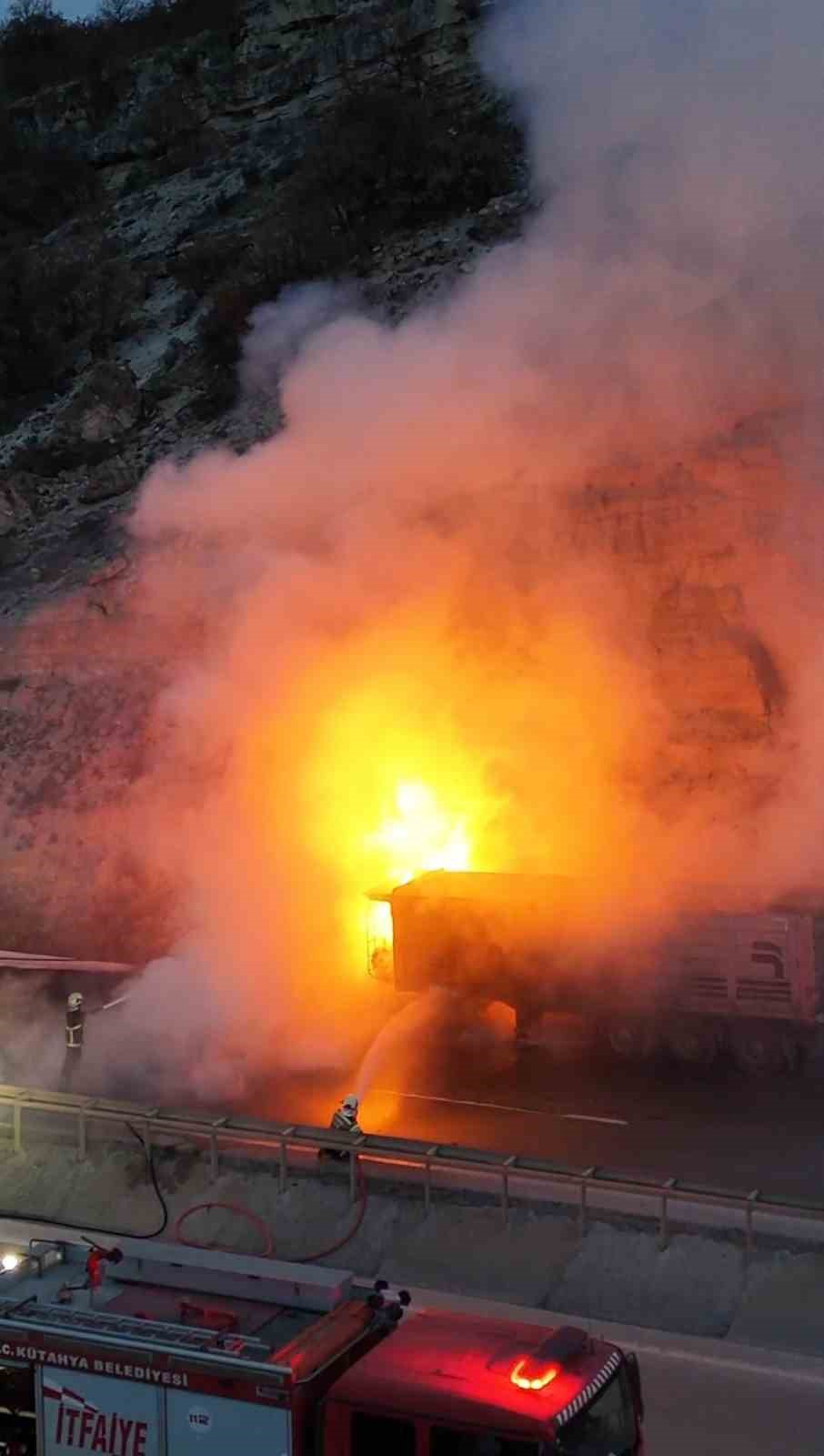 Kütahya’da seyir halindeki tır alevlere teslim oldu
