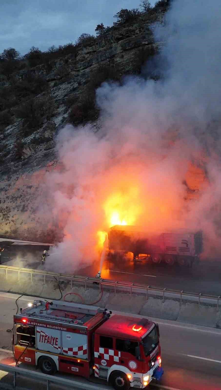 Kütahya’da seyir halindeki tır alevlere teslim oldu
