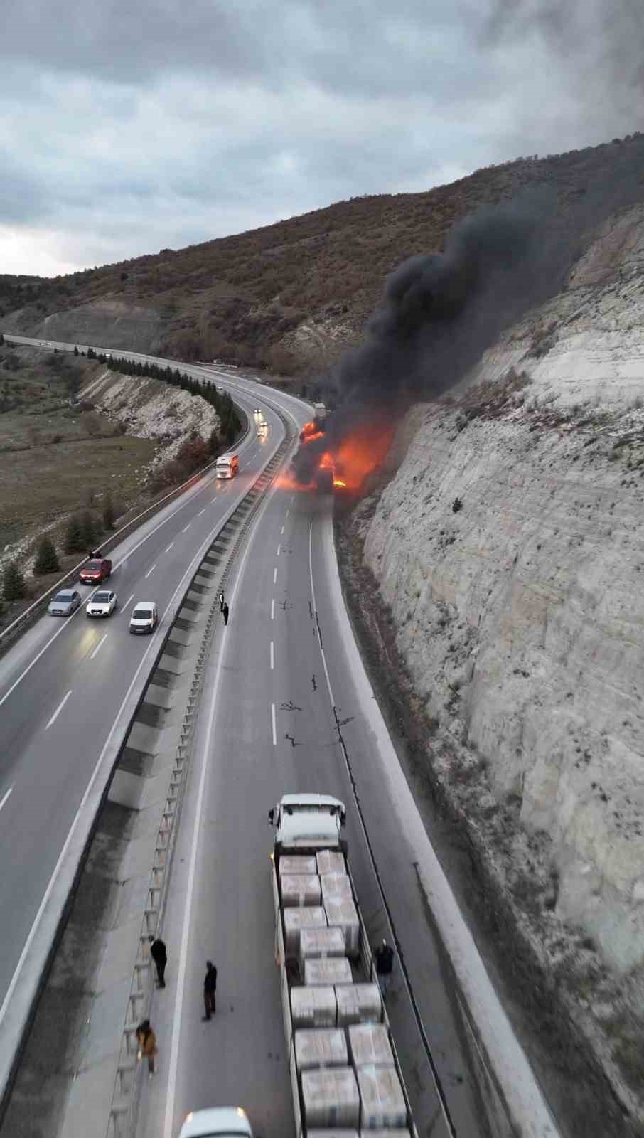 Kütahya’da seyir halindeki tır alevlere teslim oldu
