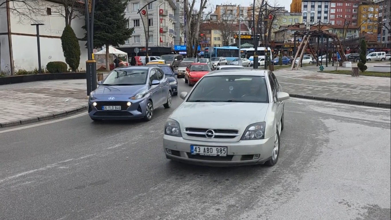 Kütahya’da trafiğe kayıtlı araçların ortalama yaşı 21.1
Kütahya’da trafiğe kayıtlı araçların ortalama yaşı 21.1