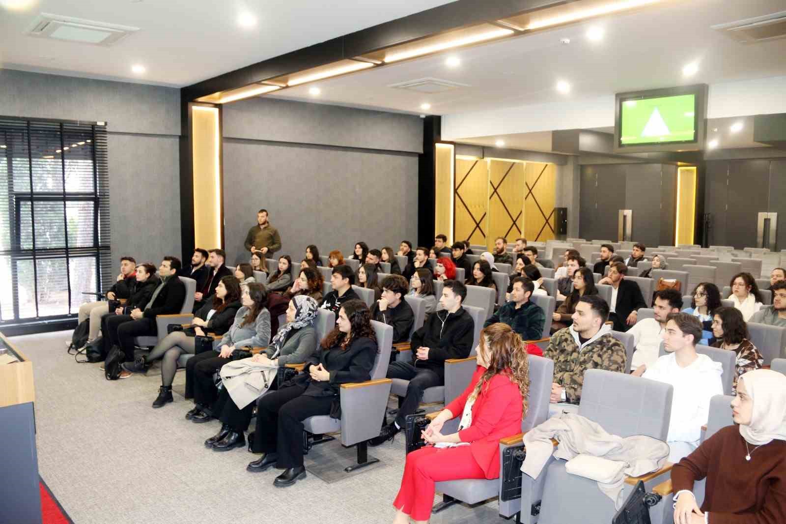 Kütahya’da üniversitesi-sanayi iş birliği model oluyor
Kütahya’da üniversitesi-sanayi iş birliği model oluyor