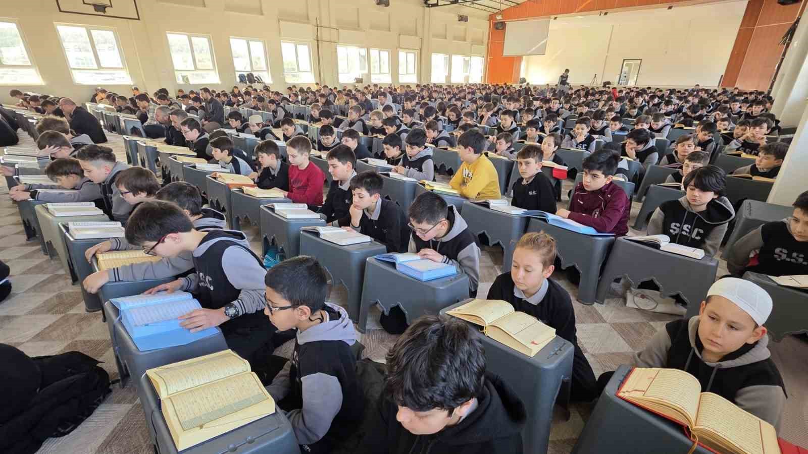 Kütahya’da yüzlerce öğrenciden aynı anda mukabele
