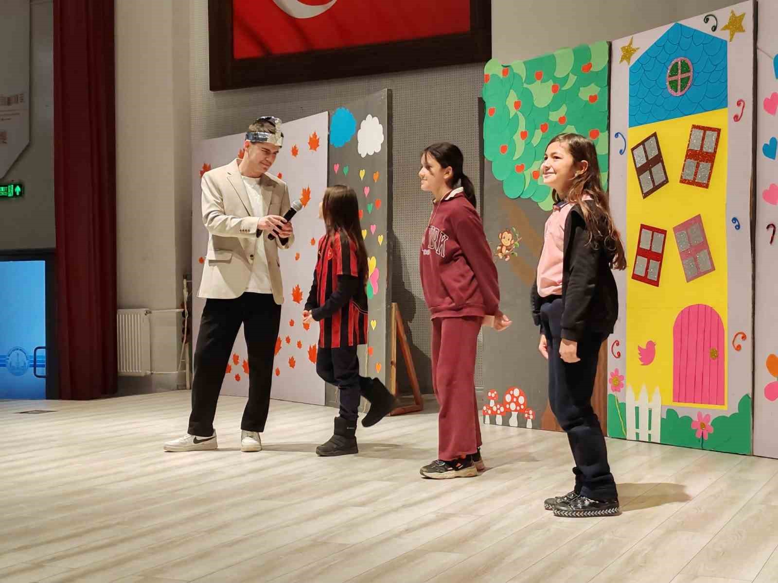 Kütahya’da "Zamanda Aile Yolculuğu" adlı çocuk tiyatrosu son kez sahnelendi
