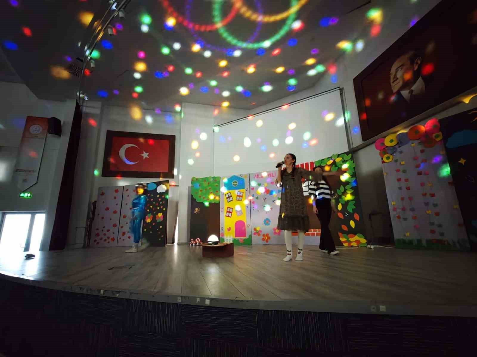 Kütahya’da "Zamanda Aile Yolculuğu" adlı çocuk tiyatrosu son kez sahnelendi
