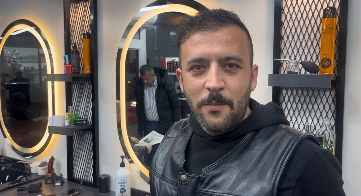 Kütahyalı berberden örnek çözüm: Mesleğini bırakmadı, koltuğu dönüştürdü
