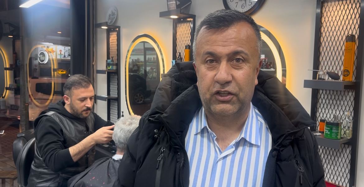 Kütahyalı berberden örnek çözüm: Mesleğini bırakmadı, koltuğu dönüştürdü
