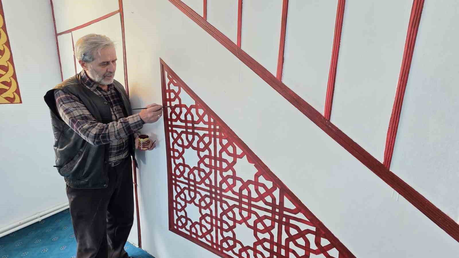 Kütahyalı imam görev yaptığı camileri hat ve nakkaş sanatı ile süslüyor
