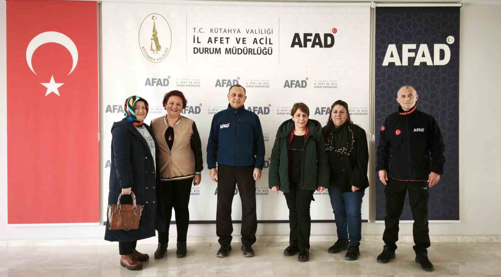 Kütahyalı kadınlar ördükleri bereleri AFAD’a teslim etti
