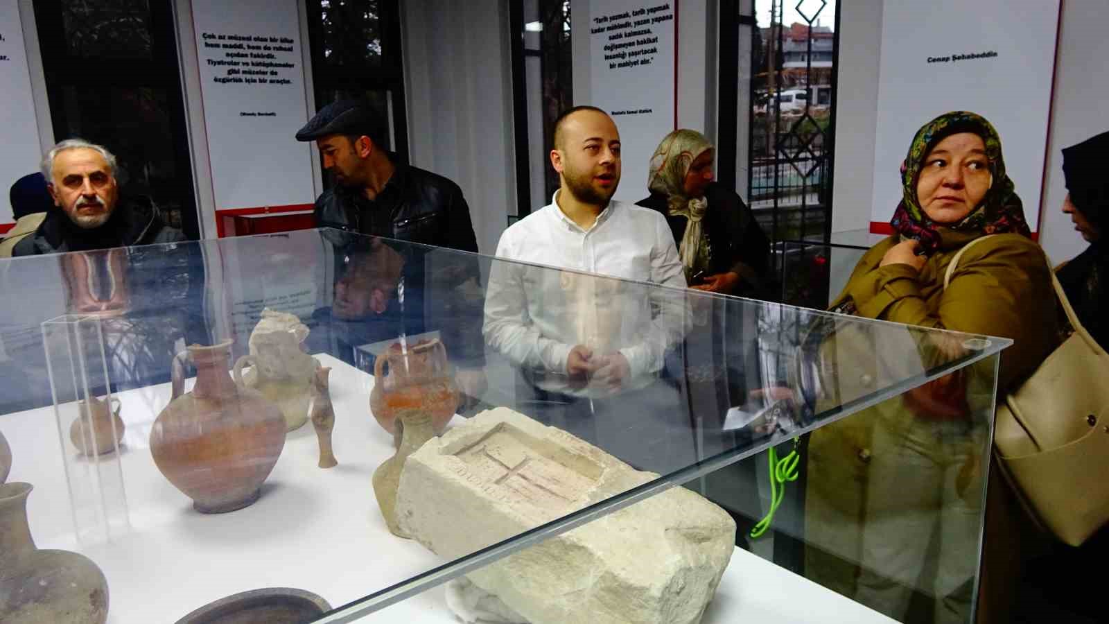 Kütahyalı öğretmenler Ahmet Uluçay müzesinde deri işleme sanatı hakkında bilgilendi
