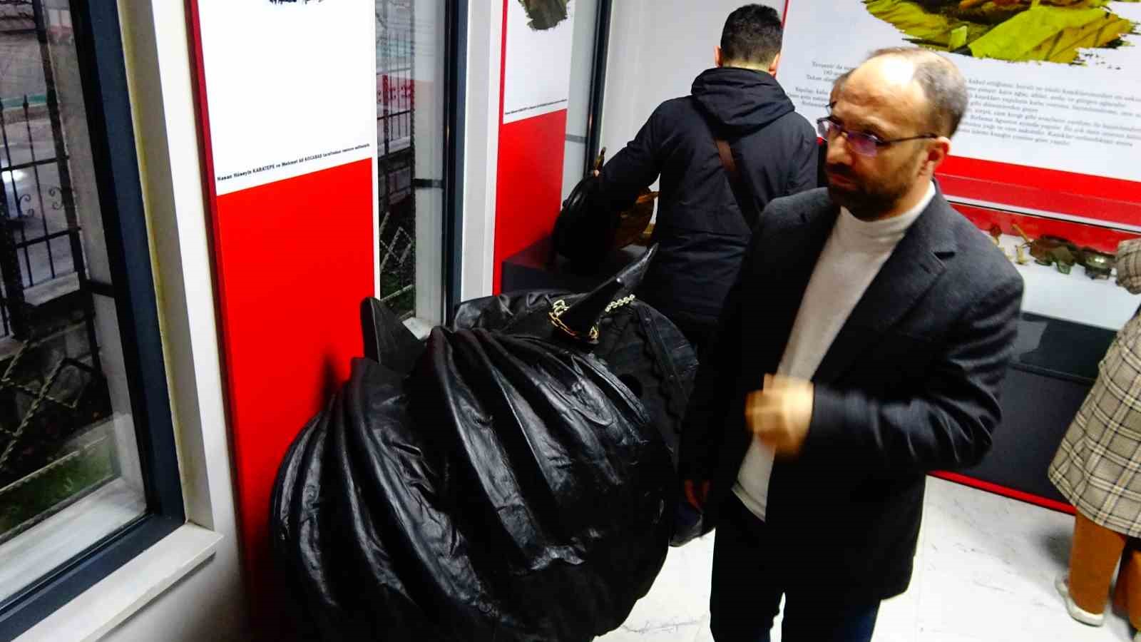 Kütahyalı öğretmenler Ahmet Uluçay müzesinde deri işleme sanatı hakkında bilgilendi
