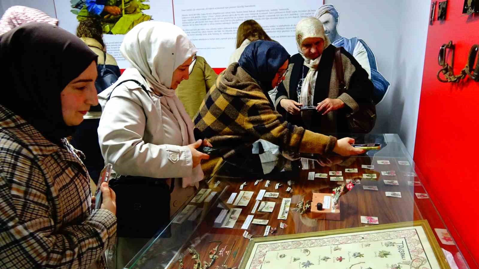 Kütahyalı öğretmenler Ahmet Uluçay müzesinde deri işleme sanatı hakkında bilgilendi
