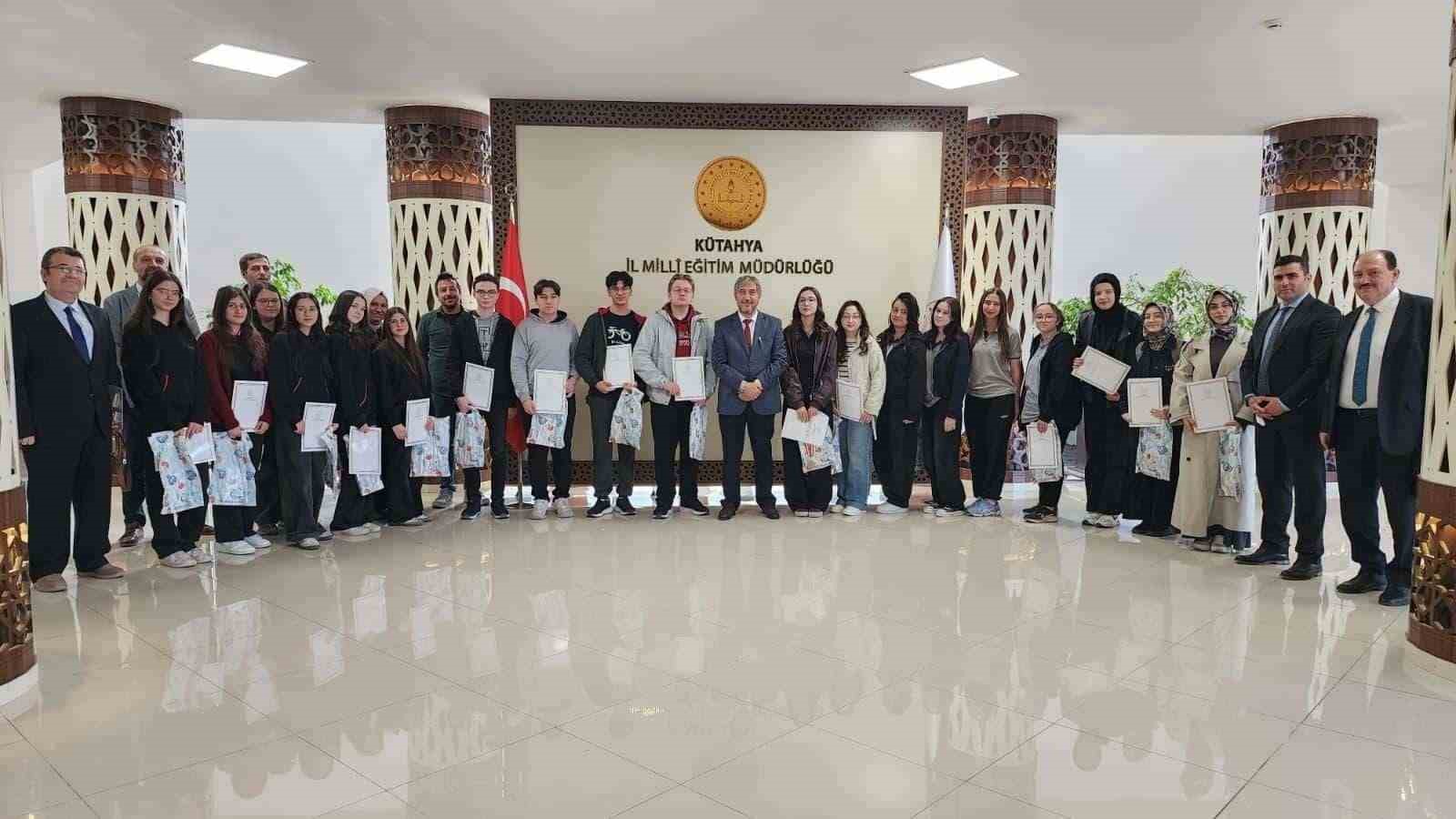 Kütahya’nın başarılı öğrenciler ödüllendirildi
Kütahya’nın başarılı öğrenciler ödüllendirildi