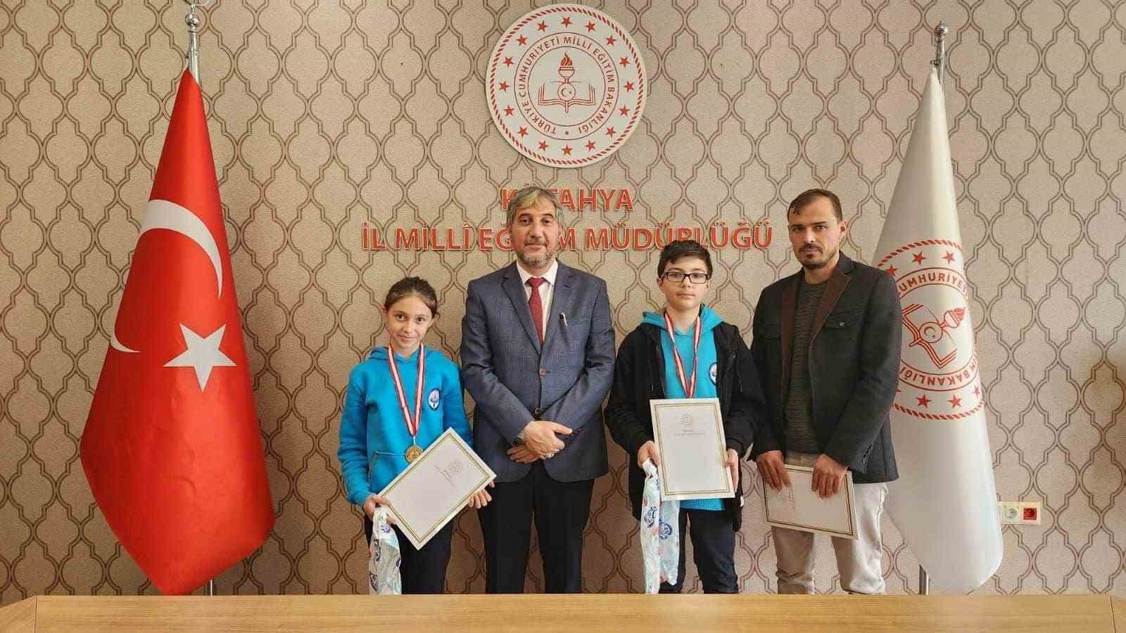 Kütahya’nın başarılı öğrenciler ödüllendirildi
Kütahya’nın başarılı öğrenciler ödüllendirildi