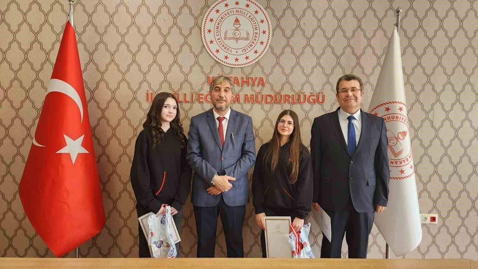 Kütahya’nın başarılı öğrenciler ödüllendirildi
Kütahya’nın başarılı öğrenciler ödüllendirildi