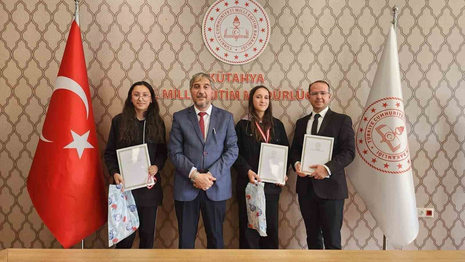 Kütahya’nın başarılı öğrenciler ödüllendirildi
Kütahya’nın başarılı öğrenciler ödüllendirildi