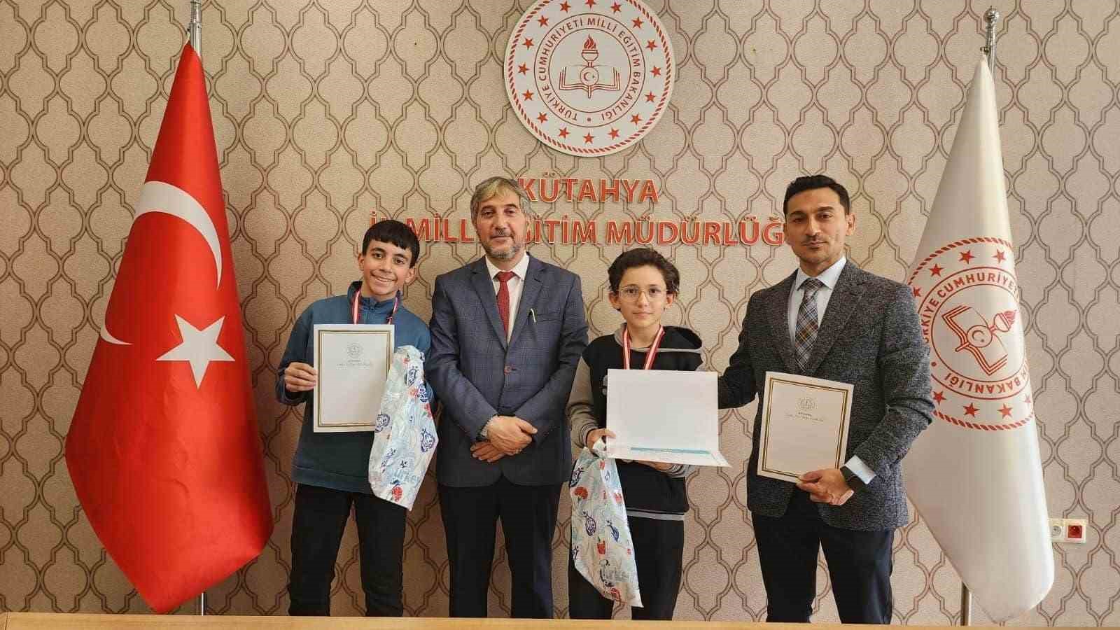 Kütahya’nın başarılı öğrenciler ödüllendirildi
Kütahya’nın başarılı öğrenciler ödüllendirildi