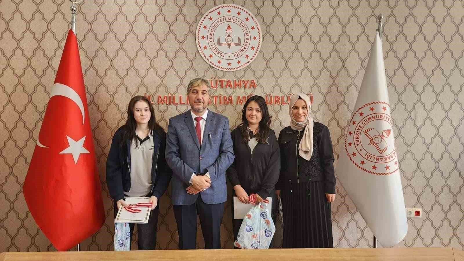 Kütahya’nın başarılı öğrenciler ödüllendirildi
Kütahya’nın başarılı öğrenciler ödüllendirildi