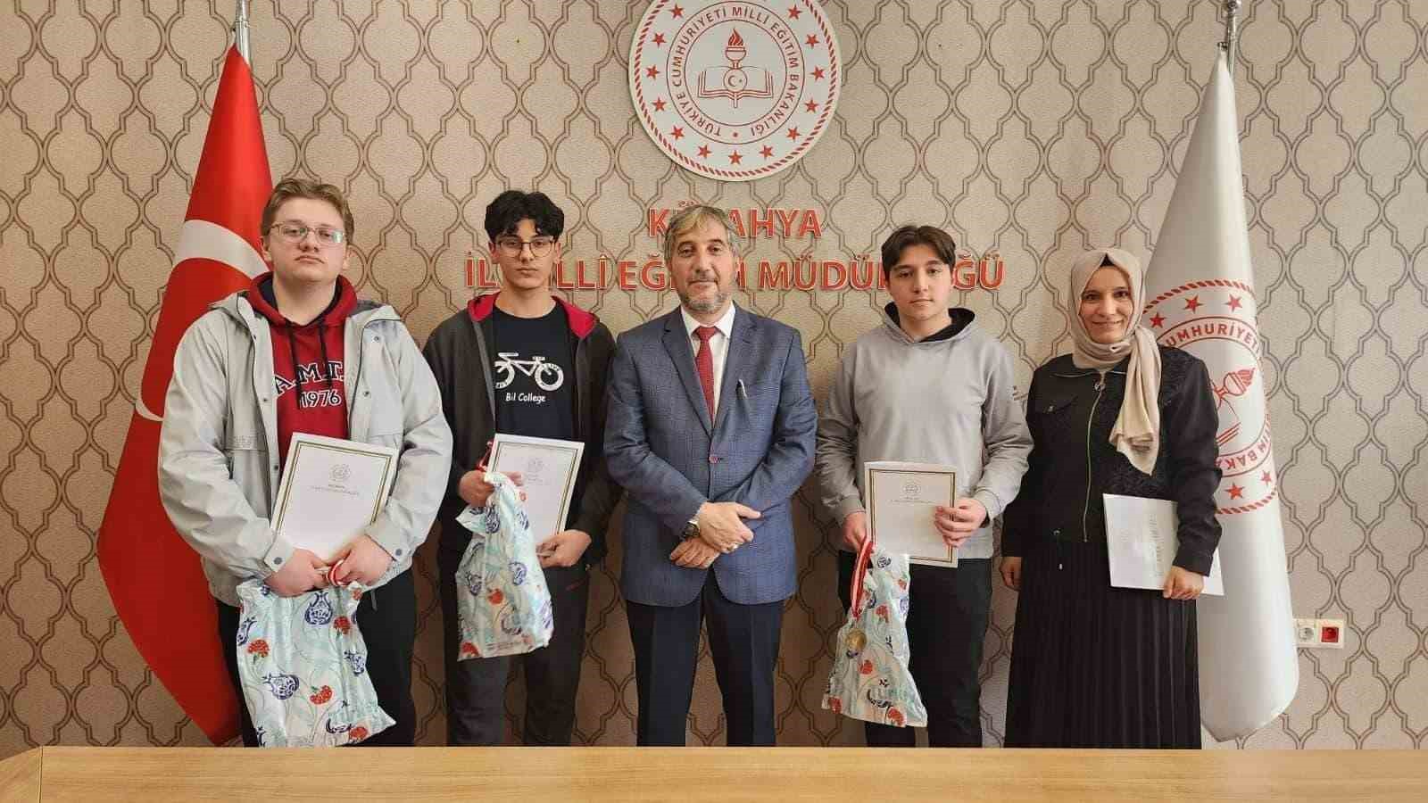 Kütahya’nın başarılı öğrenciler ödüllendirildi
Kütahya’nın başarılı öğrenciler ödüllendirildi