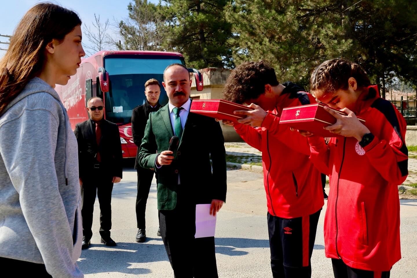 Kutsal emanetler Bilecik’ten geçti
Kutsal emanetler Bilecik’ten geçti